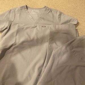 FIGS Brand Scrub Set - EUC!